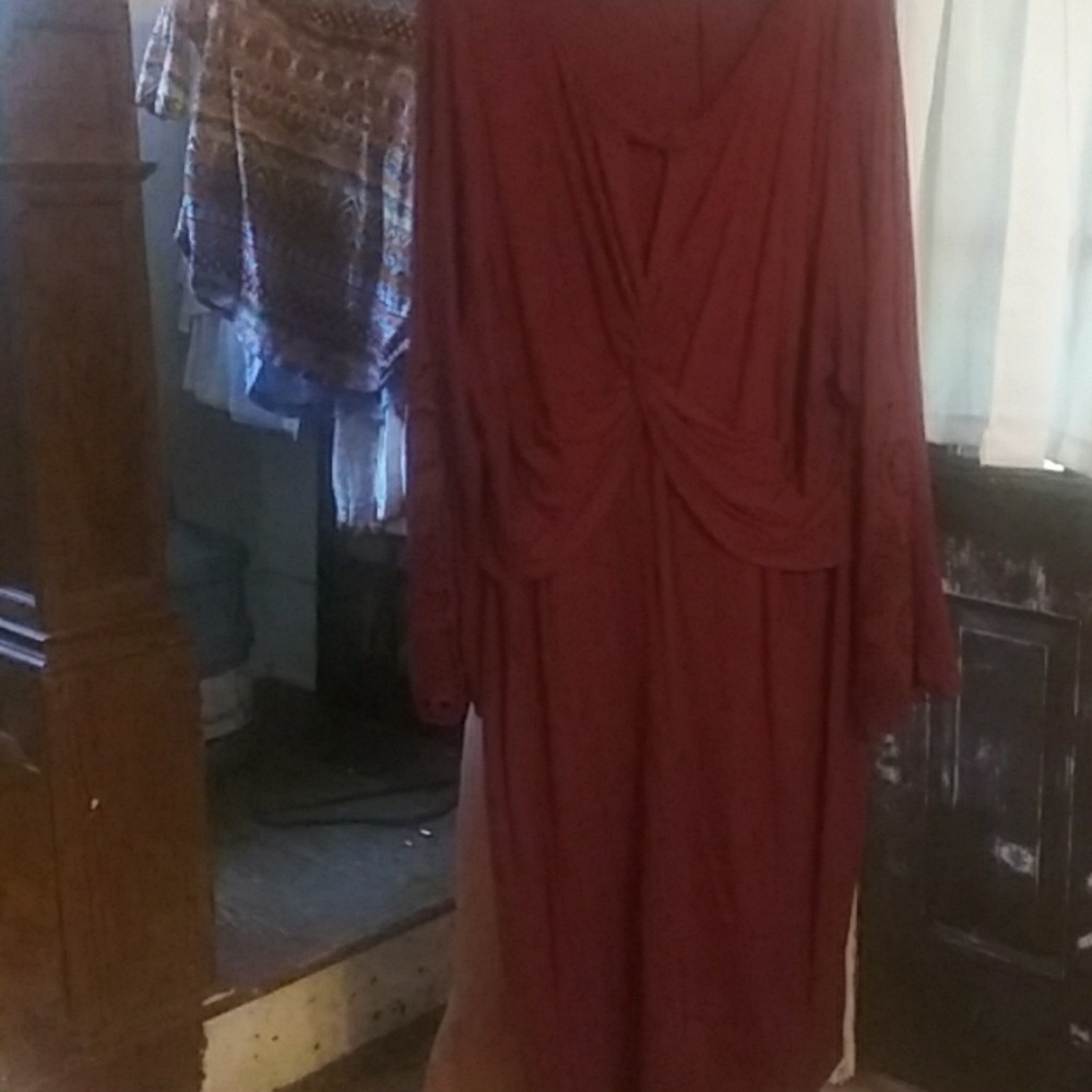 Burgundy dreas